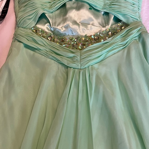 New chiffon dress for weddings , graduations or parties. - Picture 4 of 4